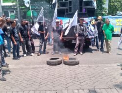 Soroti Proyek SDN Wonokasian 1, Massa Demo Dispendik Sidoarjo Tuntut Evaluasi Kepala Sekolah