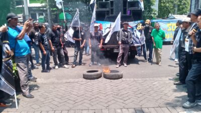 Soroti Proyek SDN Wonokasian 1, Massa Demo Dispendik Sidoarjo Tuntut Evaluasi Kepala Sekolah